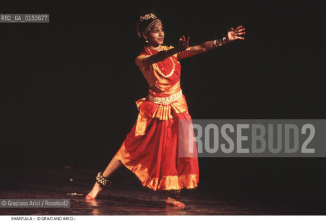 Venezia,1993.Spettacolo di Danza Indiana al Teatro Goldoni:la ballerina Shantala Shivalingappa Danza ballerina India spettacolo teatro.Venice,1993.Performance of Indian Dance at Goldoni Theatre:the dancer Shantala Shivalingappa ©Graziano Arici/Rosebud2