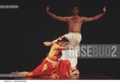 Venezia,1993.Spettacolo di Danza Indiana al Teatro Goldoni:la ballerina Shantala Shivalingappa Danza ballerina India spettacolo teatro.Venice,1993.Performance of Indian Dance at Goldoni Theatre:the dancer Shantala Shivalingappa ©Graziano Arici/Rosebud2