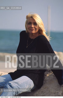 - Venezia, 1994. 51°Festival Internazionale dArte Cinematografica di Venezia.Ritratto dellattrice e presentatrice Mara Venier in spiaggia al Lido. Cinema ritratto attrice presentatrice spiaggia mare Lido.- Venice,1994. 51th Venice International Film Festival.Portrait of the actress and tv presenter Mara Venier in the Lidòs beach ©Graziano Arici/Rosebud2