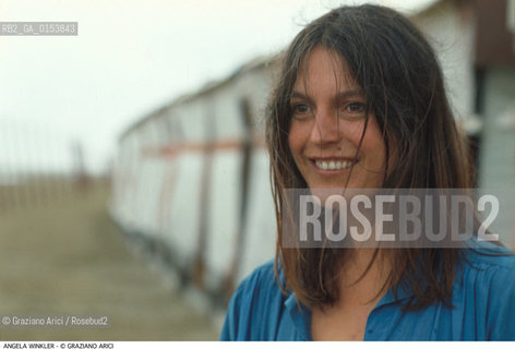 - Venezia,1989.Festival Internazionale dArte Cinematografica di Venezia.Ritratto dellattrice Angela Winkler Cinema ritratto attrice spiaggia beach- Venice,1989.Venice International Film Festival.Portrait of the actress Angela Winkler ©Graziano Arici/Rosebud2