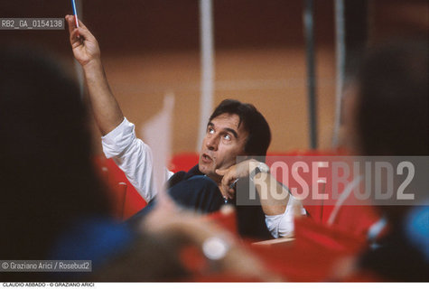 -Venezia,1984.Chiesa di San Lorenzo. Opera del compositore contemporaneo Luigi Nono, Prometeo - Tragedia dellascolto prova generale, testo di Massimo Cacciari, struttura scenica dellarchitetto Renzo Piano, luci del pittore Emilio Vedova.Il direttore dorchestra Claudio Abbado durante le prove. musica compositore opera Prometeo contemporanea elettronica filosofia architettura pittura ritratto.-Venice,1984. Work  Prometeo - Tragedia dellascolto directed by contemporary composer Luigi Nono,text by the philosopher Massimo Cacciari,scenography by the architect Renzo Piano,stage lighting by the painter Emilio Vedova. Portrait of the conductor Claudio Abbado ©Graziano Arici/Rosebud2