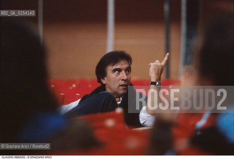 -Venezia,1984.Chiesa di San Lorenzo. Opera del compositore contemporaneo Luigi Nono, Prometeo - Tragedia dellascolto prova generale, testo di Massimo Cacciari, struttura scenica dellarchitetto Renzo Piano, luci del pittore Emilio Vedova.Il direttore dorchestra Claudio Abbado durante le prove. musica compositore opera Prometeo contemporanea elettronica filosofia architettura pittura ritratto.-Venice,1984. Work  Prometeo - Tragedia dellascolto directed by contemporary composer Luigi Nono,text by the philosopher Massimo Cacciari,scenography by the architect Renzo Piano,stage lighting by the painter Emilio Vedova. Portrait of the conductor Claudio Abbado ©Graziano Arici/Rosebud2