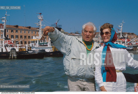 -Venezia,1989.Il direttore dorchestra Leonard Bernstein a Venezia con la sorella. Musica classica direttore orchestra ritratto Canal Grande.-Venice,1989.Portrait of the conductor Leonard Bernstein in Venice with his sister ©Graziano Arici/Rosebud2