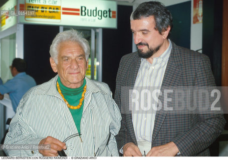 -Venezia,1989.Il direttore dorchestra Leonard Bernstein a Venezia insieme al cantante lirico basso baritono Ruggero Raimondi. Musica classica direttore orchestra ritratto cantante lirico lirica basso baritono.-Venice,1989.Portrait of the conductor Leonard Bernstein with the opera singer bass-bariton Ruggero Raimondi ©Graziano Arici/Rosebud2