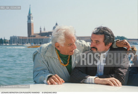 -Venezia,1989.Il direttore dorchestra Leonard Bernstein a Venezia insieme al cantante lirico basso baritono Ruggero Raimondi. Musica classica direttore orchestra ritratto cantante lirico lirica basso baritono barca taxi .-Venice,1989.Portrait of the conductor Leonard Bernstein with the opera singer bass-bariton Ruggero Raimondi ©Graziano Arici/Rosebud2