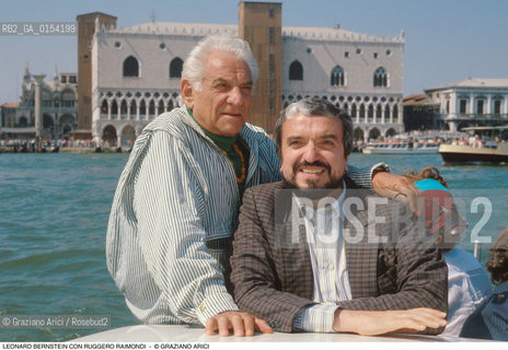 -Venezia,1989.Il direttore dorchestra Leonard Bernstein a Venezia insieme al cantante lirico basso baritono Ruggero Raimondi. Musica classica direttore orchestra ritratto cantante lirico lirica basso baritono barca taxi Piazza San Marco.-Venice,1989.Portrait of the conductor Leonard Bernstein with the opera singer bass-bariton Ruggero Raimondi ©Graziano Arici/Rosebud2