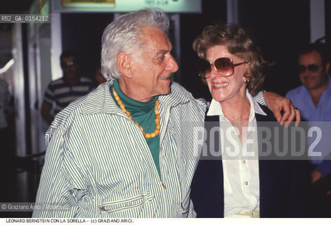 -Venezia,1989.Il direttore dorchestra Leonard Bernstein a Venezia con la sorella. Musica classica direttore orchestra ritratto .-Venice,1989.Portrait of the conductor Leonard Bernstein in Venice with his sister ©Graziano Arici/Rosebud2
