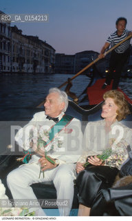 -Venezia,1989.Il direttore dorchestra Leonard Bernstein a Venezia con la sorella in gondola. Musica classica direttore orchestra ritratto gondola.-Venice,1989.Portrait of the conductor Leonard Bernstein in Venice with his sister on gondola ©Graziano Arici/Rosebud2