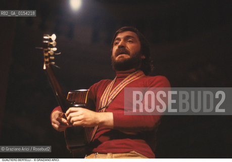 -Venezia,1983. Il cantautore Gualtiero Bertelli durante un concerto. Musica Folk cantautore chitarra -Venice,1983. The singer Gualtiero Bertelli during a concert ©Graziano Arici/Rosebud2