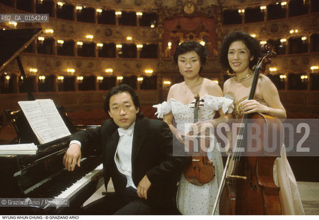 Venezia,1995.Gran Teatro La Fenice.Ritratto del pianista e direttore dorchestra Myung-Whun Chung con le sorelle Kyung-Wha e Myung-Wha.Musica classica direttore orchestra pianista sud corea ritratto pianoforte violino.Venice,1995.Gran Teatro La Fenice.Portrait of the conductor and pianist Myung-Whun Chung with his sisters Kyung-Wha and Myung-Wha ©Graziano Arici/Rosebud2