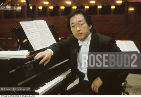 Venezia,1995.Gran Teatro La Fenice.Ritratto del pianista e direttore dorchestra Myung-Whun Chung.Musica classica direttore orchestra pianista sud corea ritratto Pianoforte.Venice,1995.Gran Teatro La Fenice.Portrait of the conductor and pianist Myung-Whun Chung ©Graziano Arici/Rosebud2