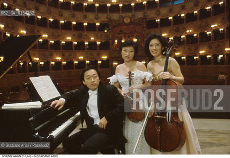 Venezia,1995.Gran Teatro La Fenice.Ritratto del pianista e direttore dorchestra Myung-Whun Chung con le sorelle Kyung-Wha e Myung-Wha.Musica classica direttore orchestra pianista sud corea ritratto pianoforte violino.Venice,1995.Gran Teatro La Fenice.Portrait of the conductor and pianist Myung-Whun Chung with his sisters Kyung-Wha and Myung-Wha ©Graziano Arici/Rosebud2