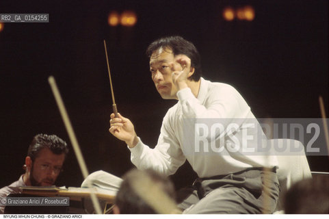 Venezia,1995.Gran Teatro La Fenice.Ritratto del pianista e direttore dorchestra Myung-Whun Chung.Musica classica direttore orchestra pianista sud corea ritratto .Venice,1995.Gran Teatro La Fenice.Portrait of the conductor and pianist Myung-Whun Chung ©Graziano Arici/Rosebud2