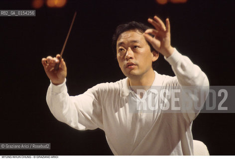 Venezia,1995.Gran Teatro La Fenice.Ritratto del pianista e direttore dorchestra Myung-Whun Chung.Musica classica direttore orchestra pianista sud corea ritratto .Venice,1995.Gran Teatro La Fenice.Portrait of the conductor and pianist Myung-Whun Chung ©Graziano Arici/Rosebud2