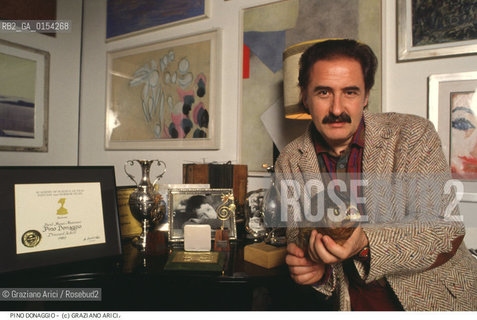 Venezia,1989. Ritratto del cantante e compositore italiano Pino Donaggio nella sua casa. Ritratto compositore cantante colonne sonore musica pop.Venice,1989.Portrait of the singer and Italian composer Pino Donaggio at home ©Graziano Arici/Rosebud2 