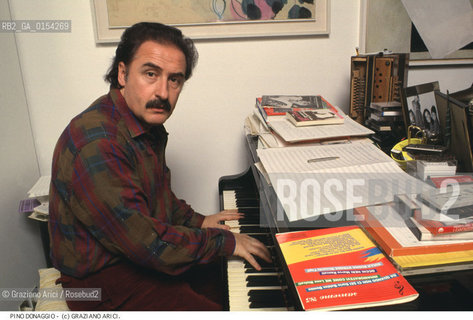 Venezia,1989. Ritratto del cantante e compositore italiano Pino Donaggio nella sua casa al pianoforte. Ritratto compositore cantante colonne sonore musica pop.Venice,1989.Portrait of the singer and Italian composer Pino Donaggio at home ©Graziano Arici/Rosebud2 