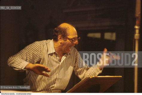 Venezia, 1991.Ritratto del compositore e direttore dorchestra Mauricio Kagel mentre dirige. Musica compositore contemporaneo ritratto direttore orchestra.Venice, 1991. Portrait of the composer and conductor Mauricio Kagel during a concert ©Graziano Arici/Rosebud2
