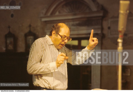 Venezia, 1991.Ritratto del compositore e direttore dorchestra Mauricio Kagel mentre dirige. Musica compositore contemporaneo ritratto direttore orchestra.Venice, 1991. Portrait of the composer and conductor Mauricio Kagel during a concert ©Graziano Arici/Rosebud2