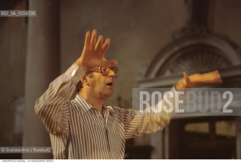 Venezia, 1991.Ritratto del compositore e direttore dorchestra Mauricio Kagel mentre dirige. Musica compositore contemporaneo ritratto direttore orchestra.Venice, 1991. Portrait of the composer and conductor Mauricio Kagel during a concert ©Graziano Arici/Rosebud2