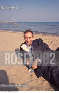 Venezia,1993.Ritratto del gallerista Lucio Amelio in spiaggia- Modern Art Agency-Arte gallerista ritratto spiaggia .Venice,1993. Portrait of the art dealer Lucio Amelio on the beach ©Graziano Arici/Rosebud2