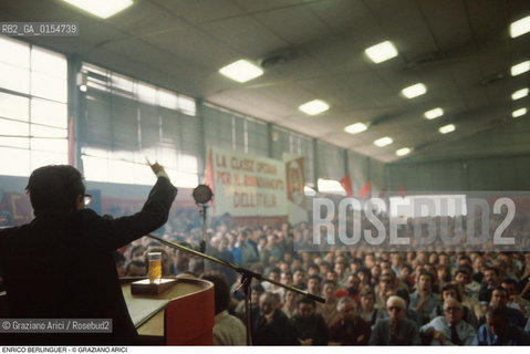 Venezia, Marghera 1981.Il politico Enrico Berlinguer segretario del Partito Comunista Italiano durante un comizio al Petrolchimico. Politica Comunismo Segretario politico ritratto Petrolchimico Lotta operaio comizio.Venice,Marghera 1981.Portrait of the politician and national secretary of the Italian Communist Party Enrico Berlinguer during a conference at Petrochemical ©Graziano Arici/Rosebud2 