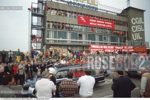 Mestre, 1984.Funerali del politico Enrico Berlinguer segretario del Partito Comunista Italiano. Politica Comunismo Segretario politico funerale bara folla.Mestre, 1984.Funeral of portrait of the politician and national secretary of the Italian Communist Party Enrico Berlinguer  ©Graziano Arici/Rosebud2 