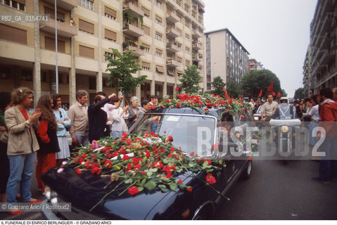 Mestre, 1984.Funerali del politico Enrico Berlinguer segretario del Partito Comunista Italiano. Politica Comunismo Segretario politico funerale bara folla.Mestre, 1984.Funeral of portrait of the politician and national secretary of the Italian Communist Party Enrico Berlinguer  ©Graziano Arici/Rosebud2 