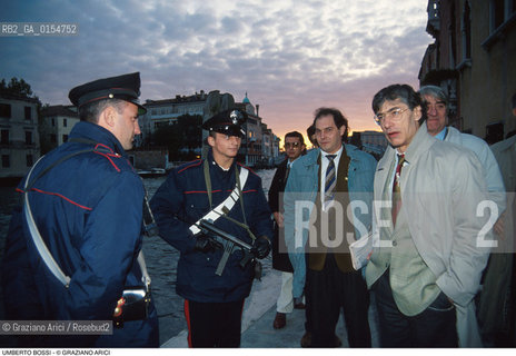 Venezia,1993.Il politico leader e fondatore della Lega Nord Umberto Bossi con alcuni carabinieri. Politica politico Lega Nord ritratto Canal Grande carabiniere.Venice,1993.The politician Umberto Bossi, leader of the Lega Nord Party with military corps ©Graziano Arici/Rosebud2