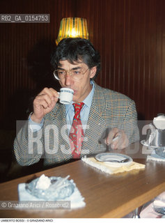 Venezia,1993.Il politico leader e fondatore della Lega Nord Umberto Bossi mentre fuma una sigaretta al bar. Politica politico Lega Nord ritratto sigaretta.Venice,1993.The politician Umberto Bossi, leader of the Lega Nord Party,with a cigarette and coffee  ©Graziano Arici/Rosebud2