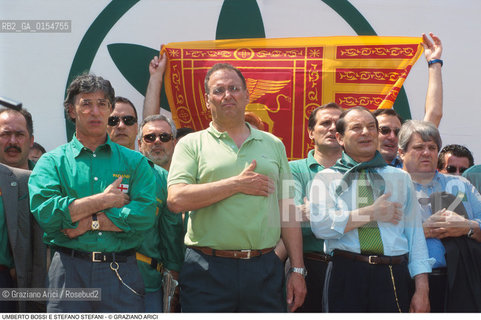 Venezia,1993.Il politico leader e fondatore della Lega Nord Umberto Bossi,Stefano Stefani e ex ministro Vito Gnutti. Politica politico Lega Nord ritratto giuramento comizio camicia verde meeting Padania.Venice,1993.The politician Umberto Bossi, leader of the Lega Nord Party with Vito Gnutti and Stefano Stefani ©Graziano Arici/Rosebud2