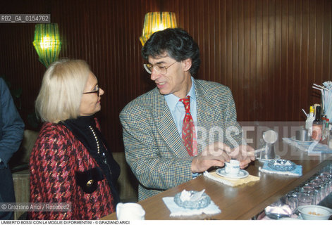 Venezia,1993.Il politico leader e fondatore della Lega Nord Umberto Bossi mentre fuma una sigaretta al bar con la moglie di Marco Formentini, Augusta. Politica politico Lega Nord ritratto sigaretta.Venice,1993.The politician Umberto Bossi, leader of the Lega Nord Party, with a cigarette and coffee  and Augusta,the wife of Marco Formentini ©Graziano Arici/Rosebud2