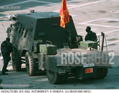 -Venezia,9.5.1997. Assalto del GIS dei carabinieri ai Serenissimi -  Veneta Serenissima Armata,che occupa con le armi Piazza San Marco e il campanile. Politica Repubblica Veneta Serenissima assalto Leone bandiera autonomisti Veneto azione dimostrativa Serenissimi -Venice,9.5.1997. Assault of GIS to the Serenissimi - the Venetian Serenissima Army, which deals with weapons Piazza San Marco and the bell tower. Policy Venetian Republic Seerenissima assault Leone flag autonomists Veneto demonstrative action Serene ©Graziano Arici/Rosebud2