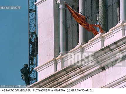 -Venezia,9.5.1997. Assalto del GIS dei carabinieri ai Serenissimi -  Veneta Serenissima Armata,che occupa con le armi Piazza San Marco e il campanile. Politica Repubblica Veneta Serenissima assalto Leone bandiera autonomisti Veneto azione dimostrativa Serenissimi -Venice,9.5.1997. Assault of GIS to the Serenissimi - the Venetian Serenissima Army, which deals with weapons Piazza San Marco and the bell tower. Policy Venetian Republic Seerenissima assault Leone flag autonomists Veneto demonstrative action Serene ©Graziano Arici/Rosebud2
