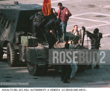-Venezia,9.5.1997. Assalto del GIS dei carabinieri ai Serenissimi -  Veneta Serenissima Armata,che occupa con le armi Piazza San Marco e il campanile. Politica Repubblica Veneta Serenissima assalto Leone bandiera autonomisti Veneto azione dimostrativa Serenissimi -Venice,9.5.1997. Assault of GIS to the Serenissimi - the Venetian Serenissima Army, which deals with weapons Piazza San Marco and the bell tower. Policy Venetian Republic Seerenissima assault Leone flag autonomists Veneto demonstrative action Serene ©Graziano Arici/Rosebud2