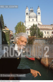 Venezia,1996.Ritratto della contessa AnnaMaria Cicogna in casa sua, ambientalista per la salvaguardia di Venezia. Ambiente Venezia salvaguardia contessa ritratto casa.Venice,1996. Portrait of the countess AnnaMaria Cicogna, enviromentalist and safeguard of Venice, at home ©Graziano Arici/Rosebud2