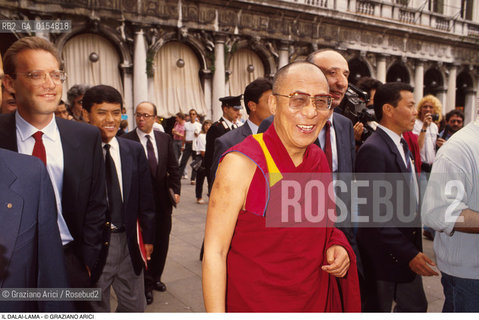 -Venezia,1996. Ritratto del Dalai Lama Tenzin Gyatso a Venezia in Piazza San Marco. Politica religione buddismo capo spirituale leader Tibet ritratto visita.-Venice,1996. Official visit of the Dalai Lama,Tenzin Gyatso,in Venice: the buddhist leader in Saint Marks square .©Graziano Arici/Rosebud2