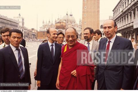 -Venezia,1996. Ritratto del Dalai Lama Tenzin Gyatso a Venezia in Piazza San Marco. Politica religione buddismo capo spirituale leader Tibet ritratto visita.-Venice,1996. Official visit of the Dalai Lama,Tenzin Gyatso,in Venice: the buddhist leader in Saint Marks square .©Graziano Arici/Rosebud2