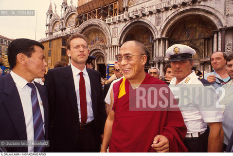 -Venezia,1996. Ritratto del Dalai Lama Tenzin Gyatso a Venezia in Piazza San Marco. Politica religione buddismo capo spirituale leader Tibet ritratto visita.-Venice,1996. Official visit of the Dalai Lama,Tenzin Gyatso,in Venice: the buddhist leader in Saint Marks square .©Graziano Arici/Rosebud2
