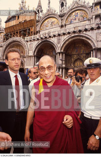 -Venezia,1996. Ritratto del Dalai Lama Tenzin Gyatso a Venezia in Piazza San Marco. Politica religione buddismo capo spirituale leader Tibet ritratto visita.-Venice,1996. Official visit of the Dalai Lama,Tenzin Gyatso,in Venice: the buddhist leader in Saint Marks square .©Graziano Arici/Rosebud2