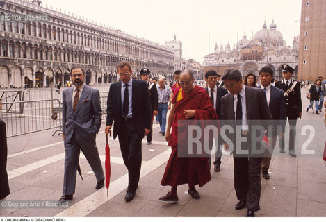 -Venezia,1996. Ritratto del Dalai Lama Tenzin Gyatso a Venezia in Piazza San Marco. Politica religione buddismo capo spirituale leader Tibet ritratto visita.-Venice,1996. Official visit of the Dalai Lama,Tenzin Gyatso,in Venice: the buddhist leader in Saint Marks square .©Graziano Arici/Rosebud2