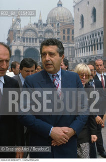 Venezia,1990.Ritratto di Carlo De Benedetti,imprenditore ed editore,in Piazza San Marco. Economia Olivetti industria imprenditore editore.Venice,1990. Portrait of the Carlo De Benedetti, businessman and publisher,in Saint Marks square ©Graziano Arici/Rosebud2