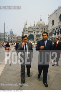 Venezia,1990.Ritratto di Carlo De Benedetti,imprenditore ed editore,in Piazza San Marco. Economia Olivetti industria imprenditore editore.Venice,1990. Portrait of the Carlo De Benedetti, businessman and publisher,in Saint Marks square ©Graziano Arici/Rosebud2