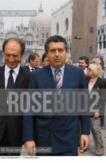 Venezia,1990.Ritratto di Carlo De Benedetti,imprenditore ed editore,in Piazza San Marco. Economia Olivetti industria imprenditore editore.Venice,1990. Portrait of the Carlo De Benedetti, businessman and publisher,in Saint Marks square ©Graziano Arici/Rosebud2
