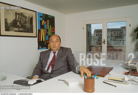 Venezia,1986.Ritratto di Giuseppe Donegà,vicedirettore Palazzo Grassi Museo arte ritratto.Venice,1986. Portrait of Giuseppe Donegà, vice-director of Palazzo Grassi ©Graziano Arici/Rosebud2