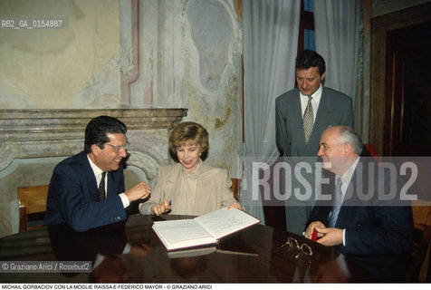Venezia,1990. Lex presidente URSS e Premio Nobel per la pace Michail Gorbaciov con la moglie Raissa e il segretario dellUnesco Federico Mayor. Politica presidente Unesco ritratto.Venice,1990. The Politician and Nobel Peace Prize Michail Gorbaciov with his wife Raissa and the Unesco head Federico Mayor ©Graziano Arici/Rosebud2
