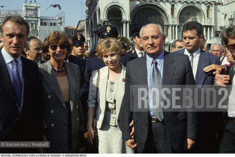 Venezia,1990. Lex presidente URSS e Premio Nobel per la pace Michail Gorbaciov con la moglie Raissa in Piazza San Marco. Politica presidente ritratto.Venice,1990. The Politician and Nobel Peace Prize Michail Gorbaciov with his wife Raissa in Saint Marks square©Graziano Arici/Rosebud2