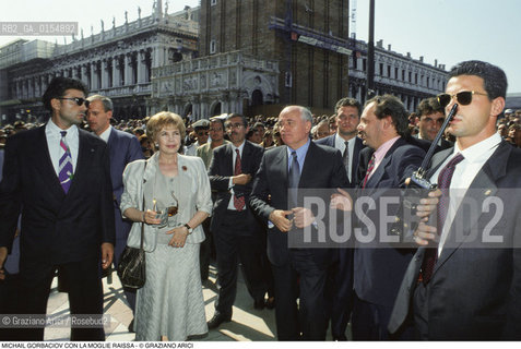 Venezia,1990. Lex presidente URSS e Premio Nobel per la pace Michail Gorbaciov con la moglie Raissa in Piazza San Marco. Politica presidente ritratto.Venice,1990. The Politician and Nobel Peace Prize Michail Gorbaciov with his wife Raissa in Saint Marks square©Graziano Arici/Rosebud2