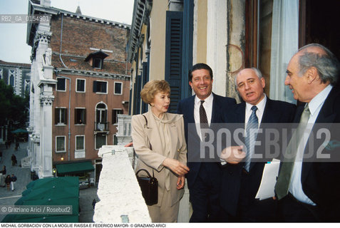 Venezia,1990. Lex presidente URSS e Premio Nobel per la pace Michail Gorbaciov con la moglie Raissa e il segretario dellUnesco Federico Mayor. Politica presidente Unesco ritratto.Venice,1990. The Politician and Nobel Peace Prize Michail Gorbaciov with his wife Raissa and the Unesco head Federico Mayor ©Graziano Arici/Rosebud2