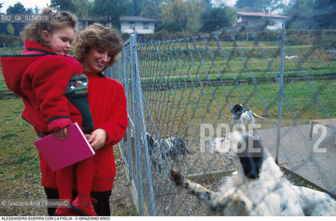 UDINE,1995.LA POLITICA GUERRA ALESSANDRA,POLITICO LEGA NORD ASSESSORE REGIONALE ALLA CULTURA DEL FRIULI CON LA FIGLIA -UDINE,1995.POLITICAL LEGA NORD REGIONAL CULTURE ASSESSOR OF FRIULI WITH HIS DAUGHTER  ©Graziano Arici/Rosebud2 