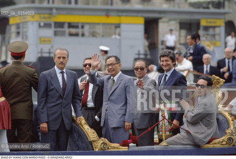 Venezia,1988.Ritratto del politico cinese Zhao Ziyang in Piazza San Marco con il sindaco di venezia Mario Rigo. Politica politico ritratto Cina Primo Ministro.Venice,1988. Portrait of politician Zhao Ziyang with the mayor of Venice Mario Rigo - Peoplès Republic of China ©Graziano Arici/Rosebud2